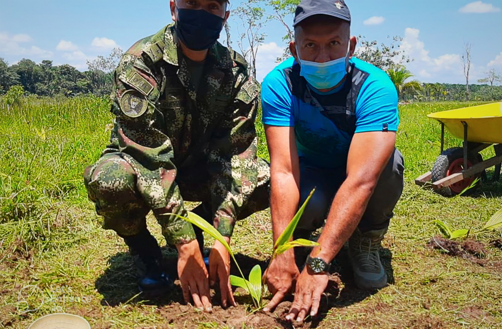 Soldat und früherer Rebellenkämpfer pflanzen zusammen Acai-Palmen